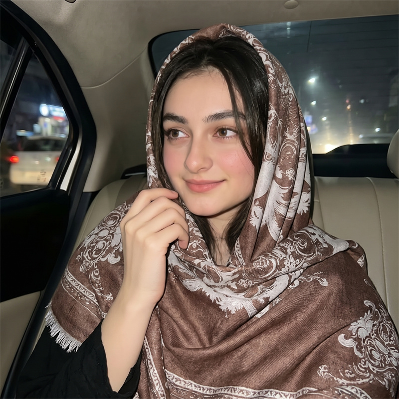 Shawl Wrap Winter - ผ้าคลุมศีรษะฮิญาบพิมพ์ลายบาโรกหรูหราสำหรับผู้หญิง ผ้าพันคอแบบมีพู่ ผ้าคลุมไหล่นุ่ม อุ่นสบาย ลายยุโรป ผ้าพันคอสี่เหลี่ยม